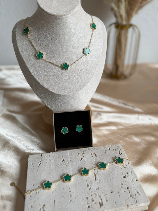 Eline in Green five-petaled flower bracelet