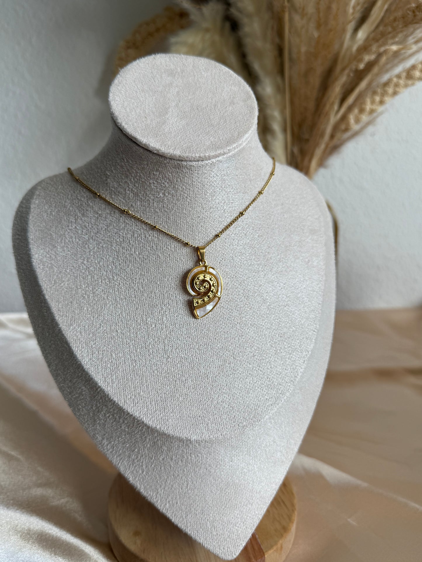 Moana white Necklace