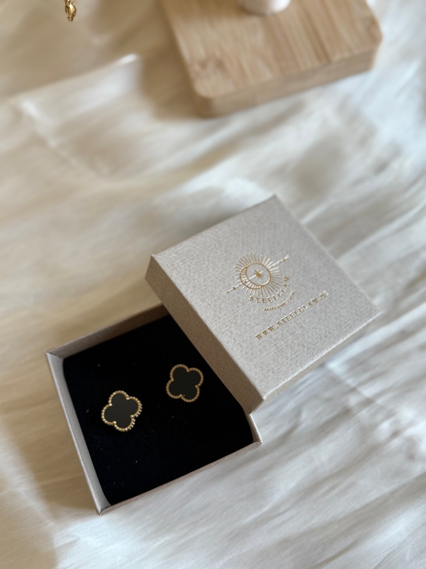 Eline in black “Earrings”