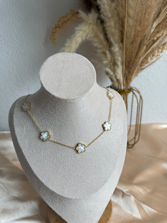 Eline in White Five-petaled flower Necklace