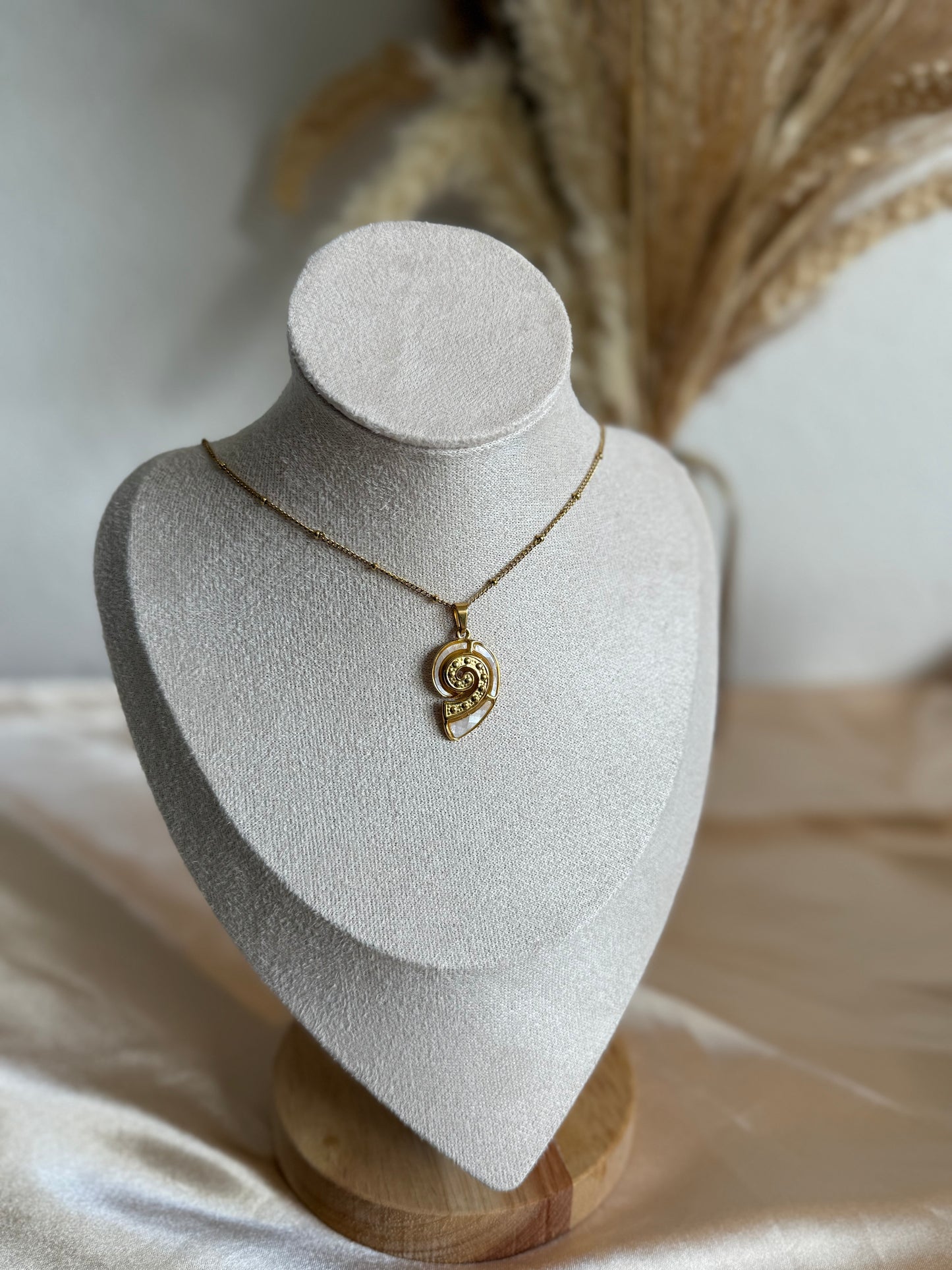 Moana white Necklace