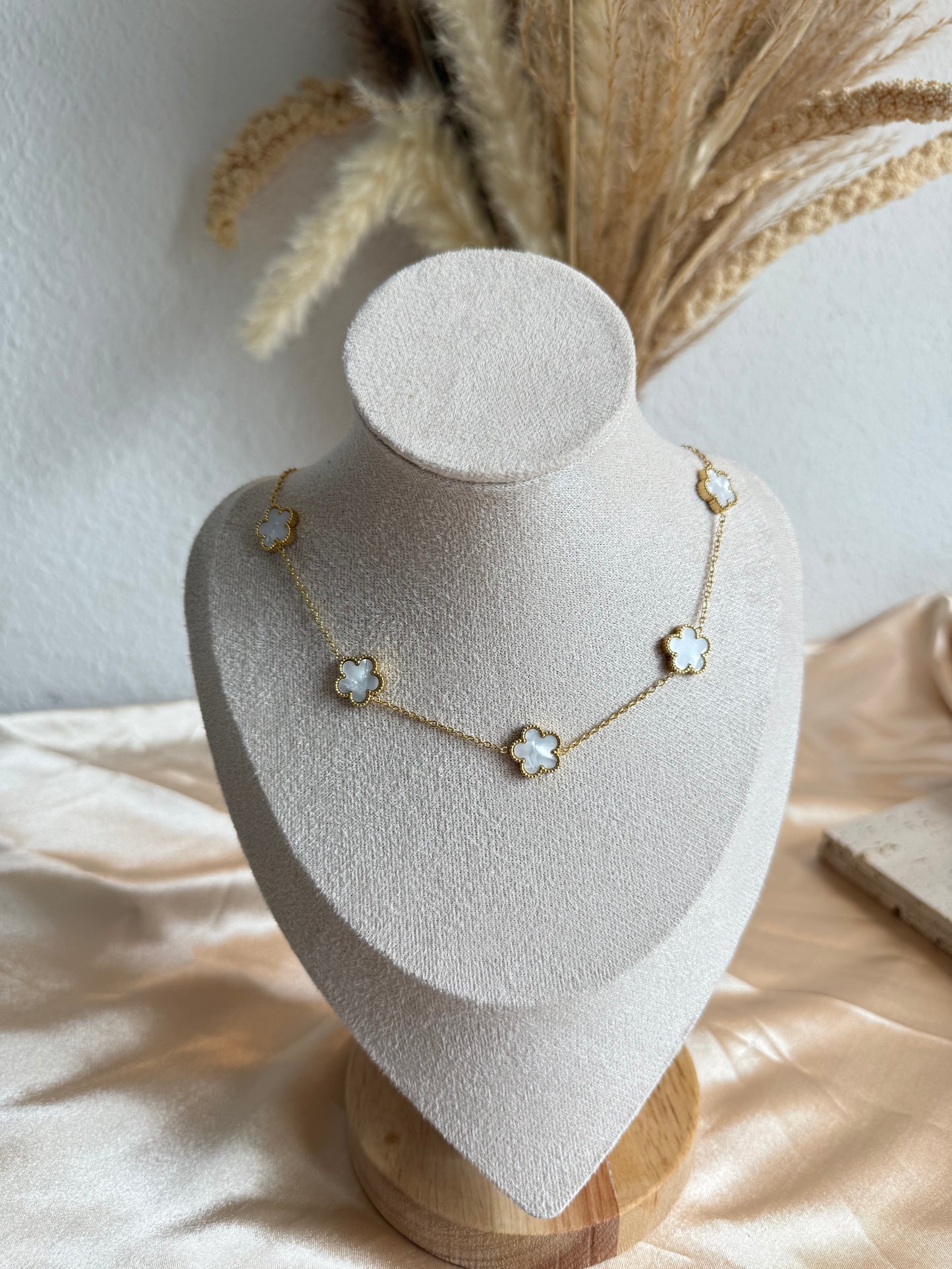 Eline in White Five-petaled flower Necklace