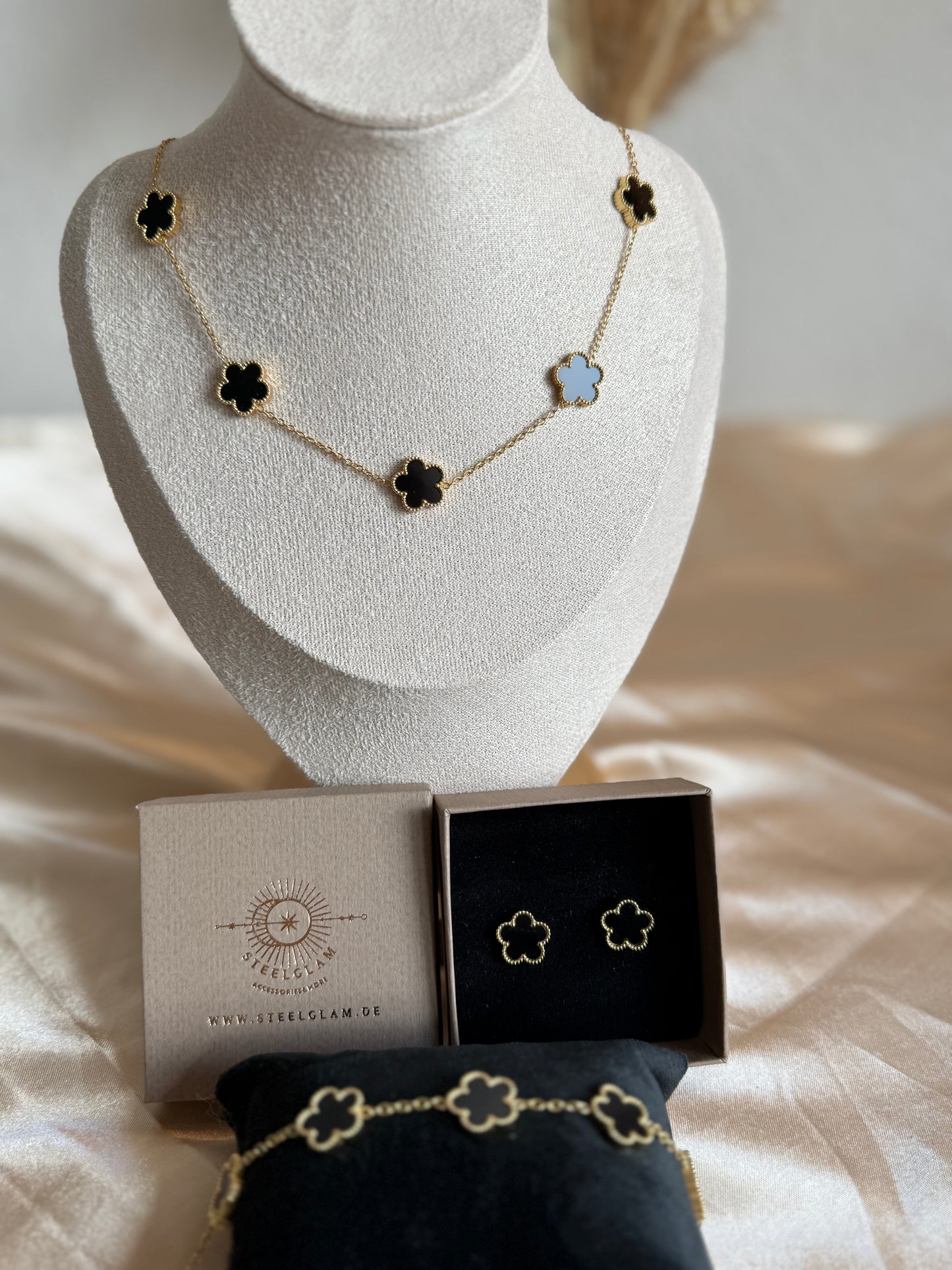 Eline in black Five-petaled flower Necklace