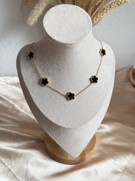 Eline in black Five-petaled flower Necklace