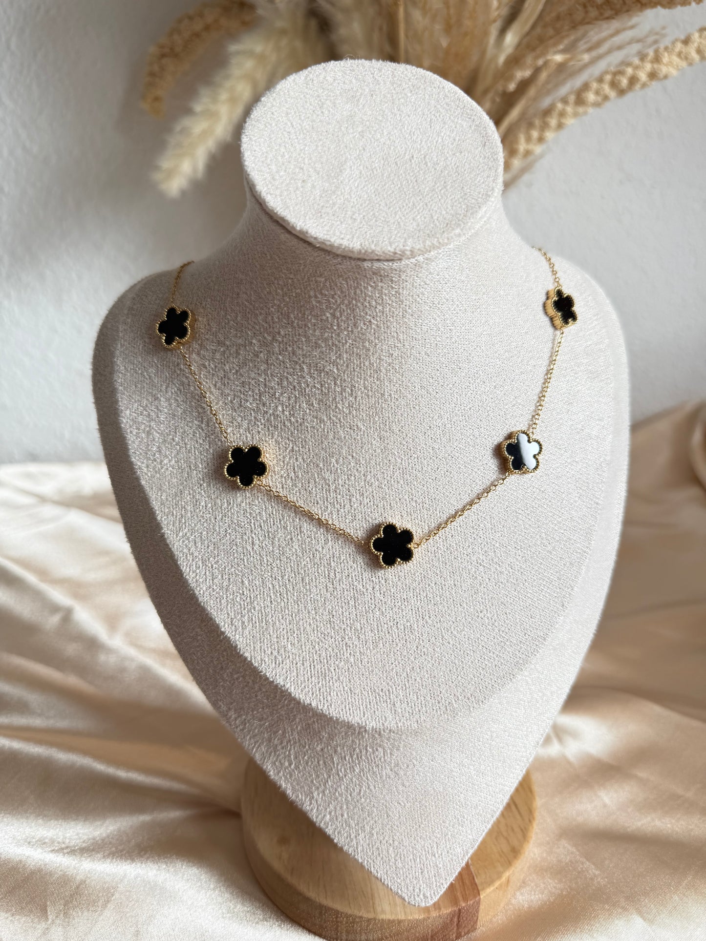 Eline in black Five-petaled flower Necklace