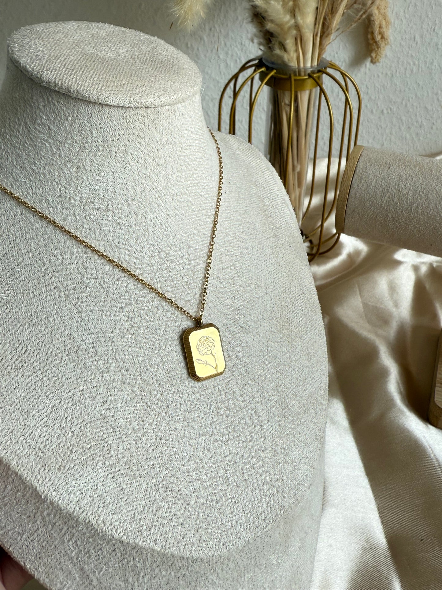 Golden Rosa Necklace