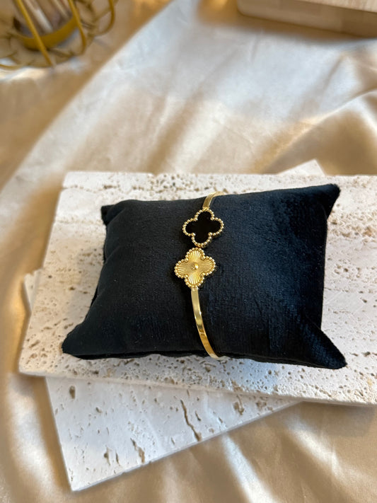 Clara in black “Bracelet“