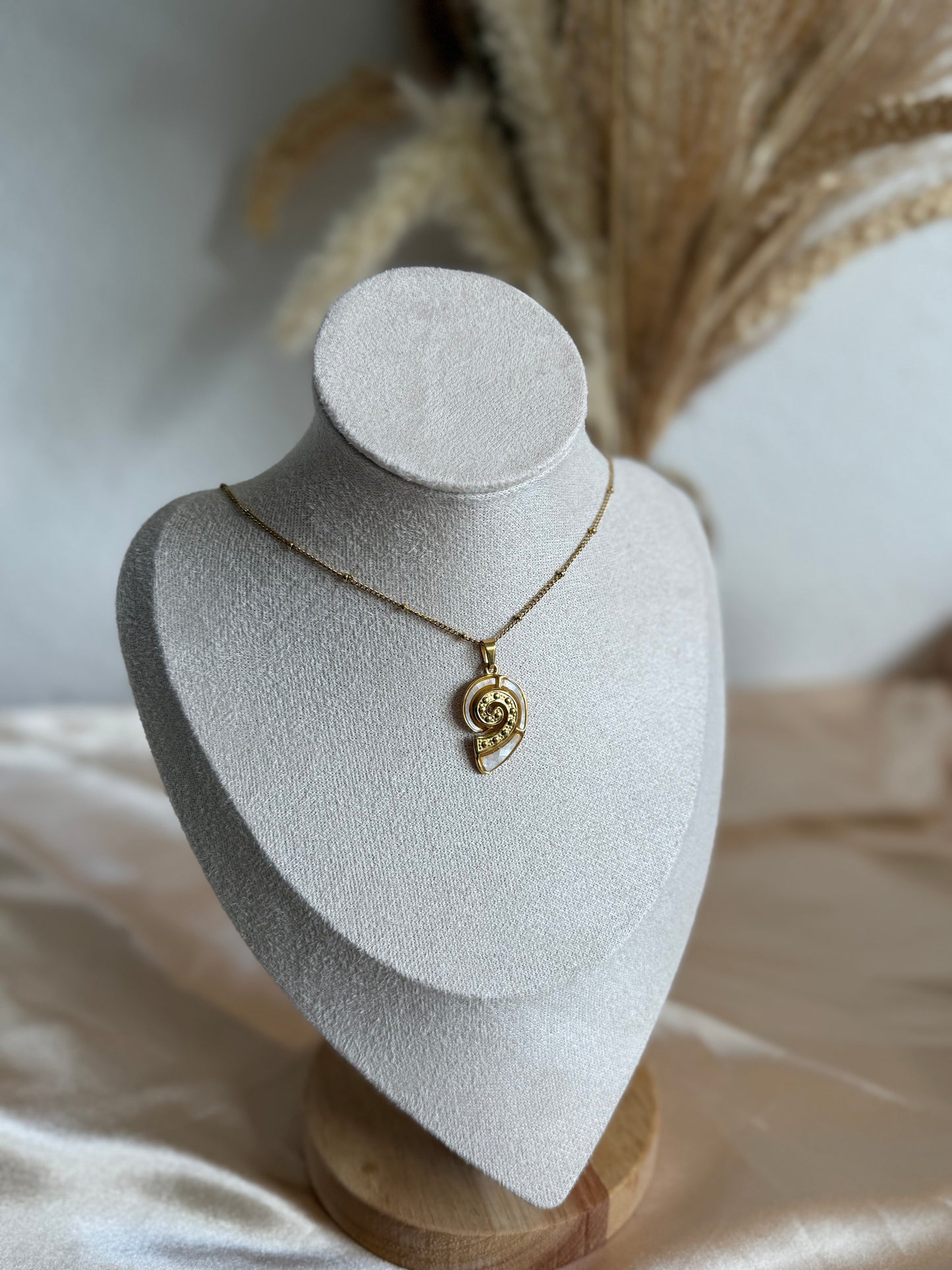 Moana white Necklace