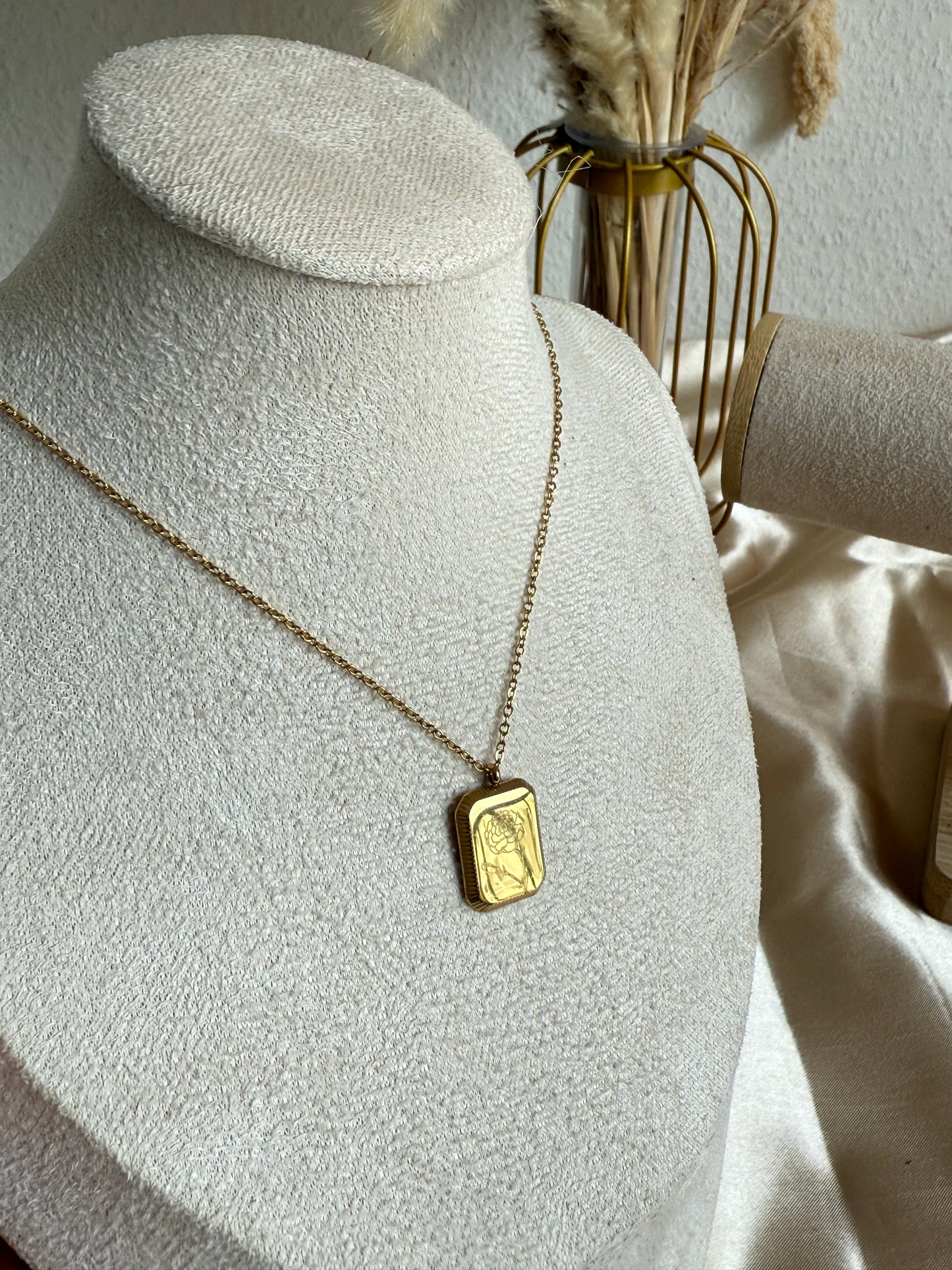 Golden Rosa Necklace
