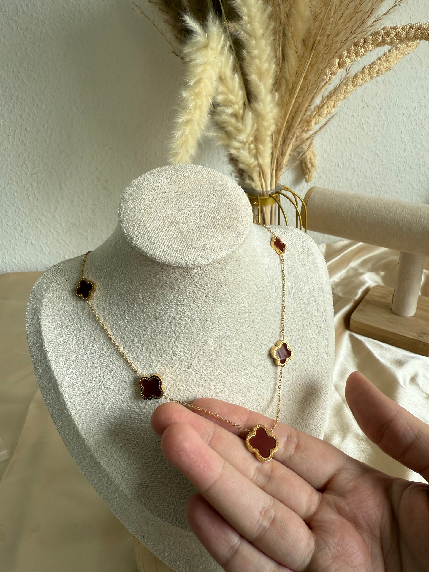 Eline in maroon Necklace