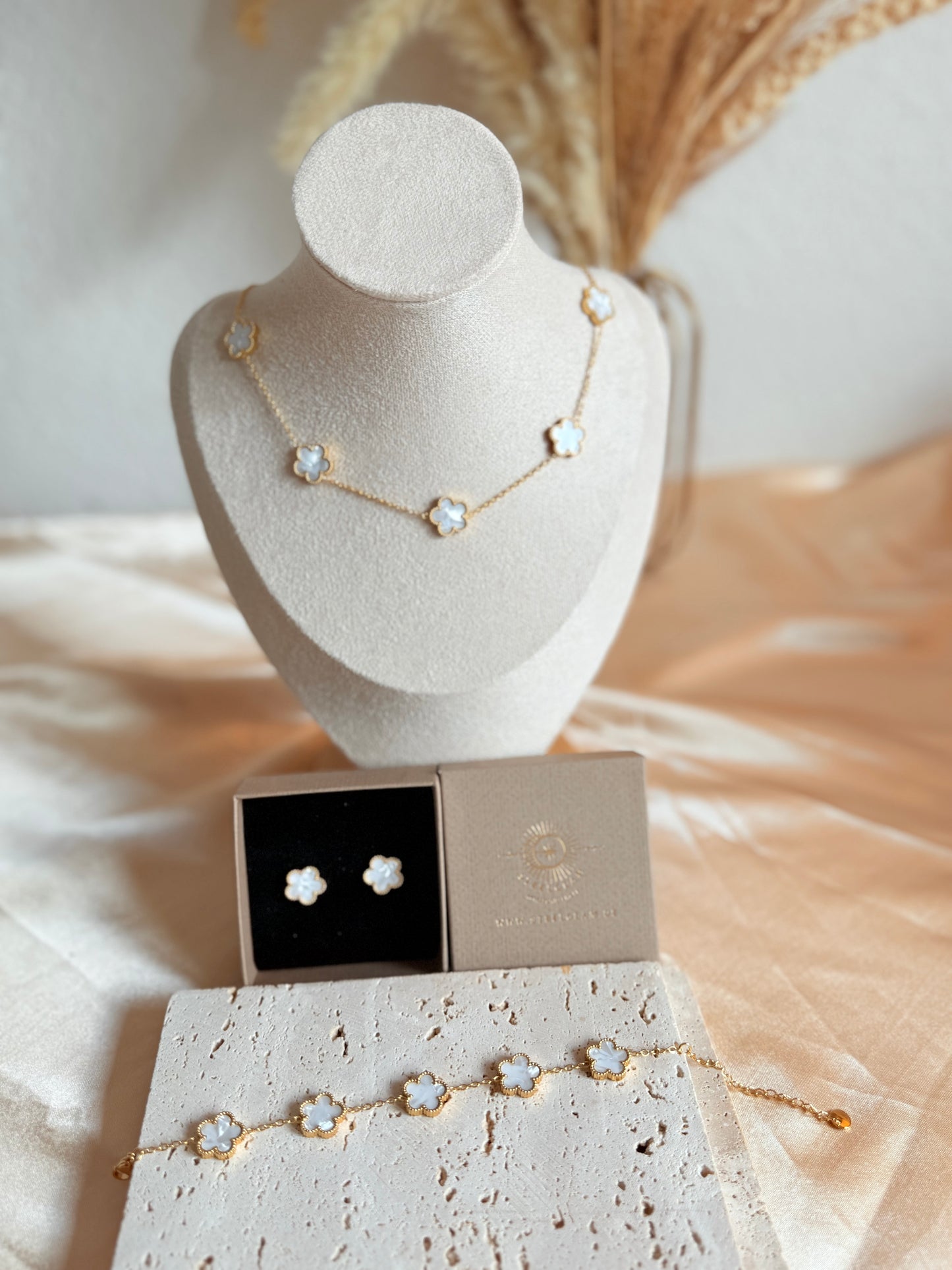 Eline in White Five-petaled flower Necklace