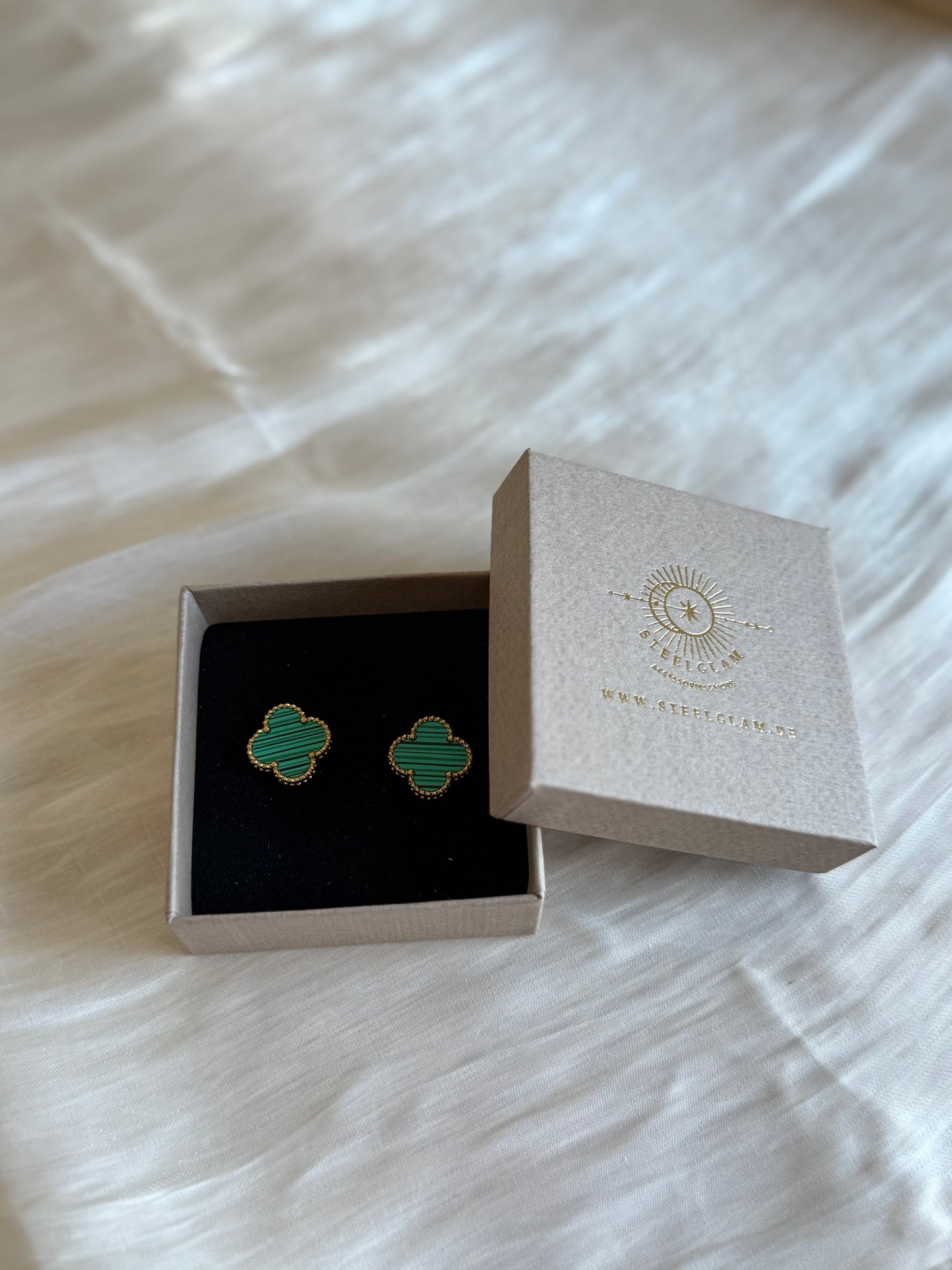 Eline in green “Earrings”