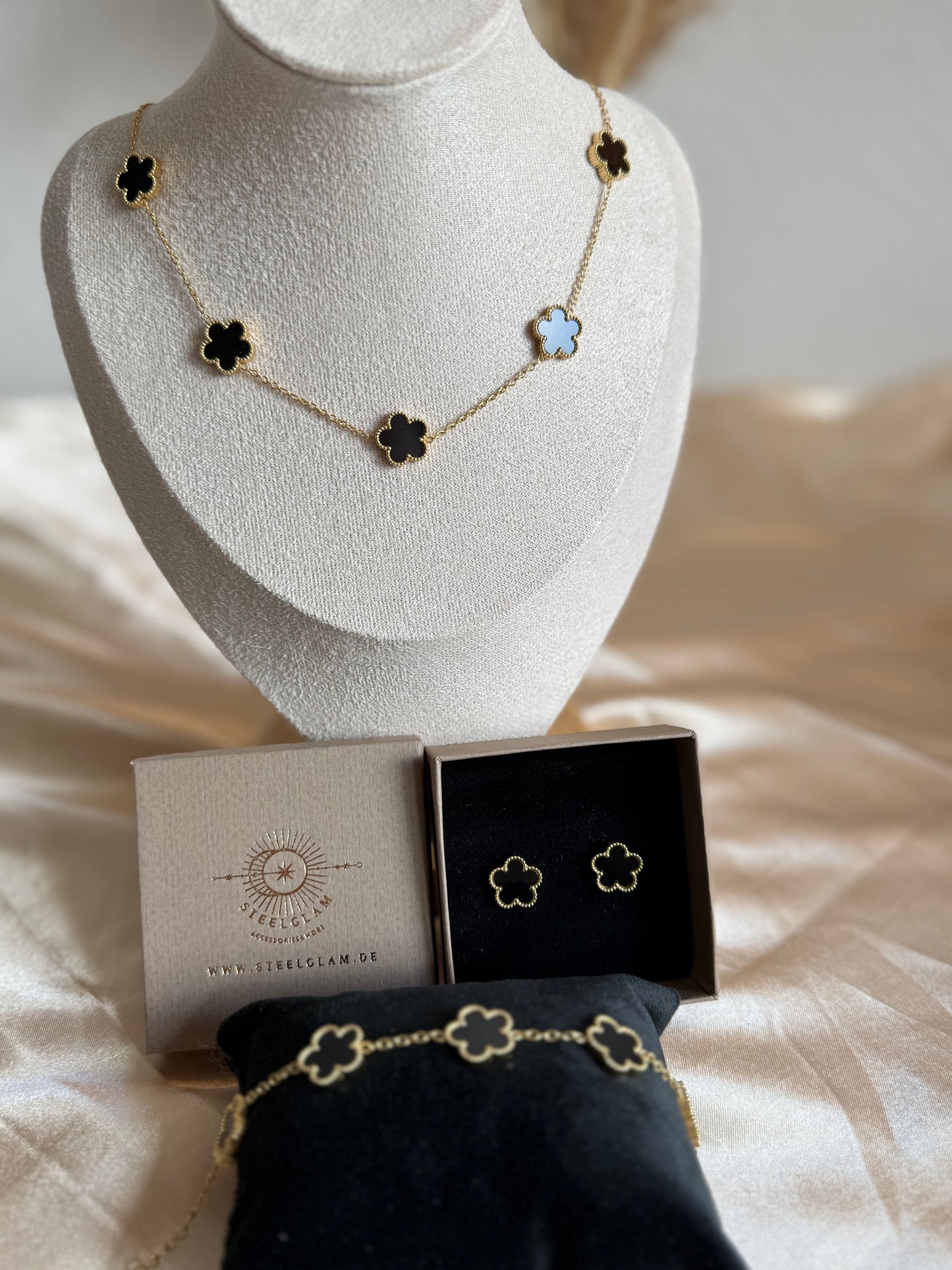Eline in black five-petaled flower Earrings