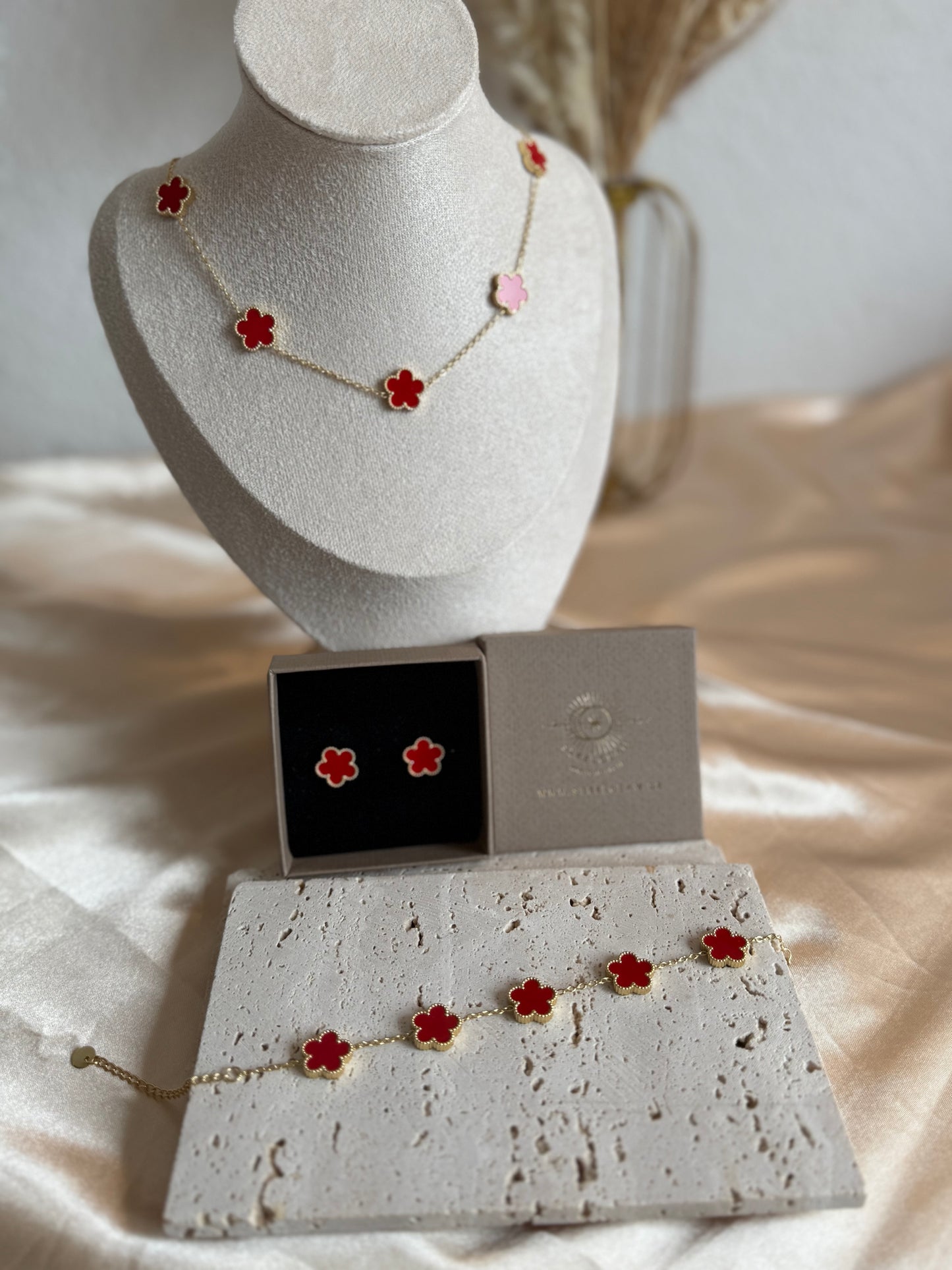 Eline in Red five-petaled flower bracelet