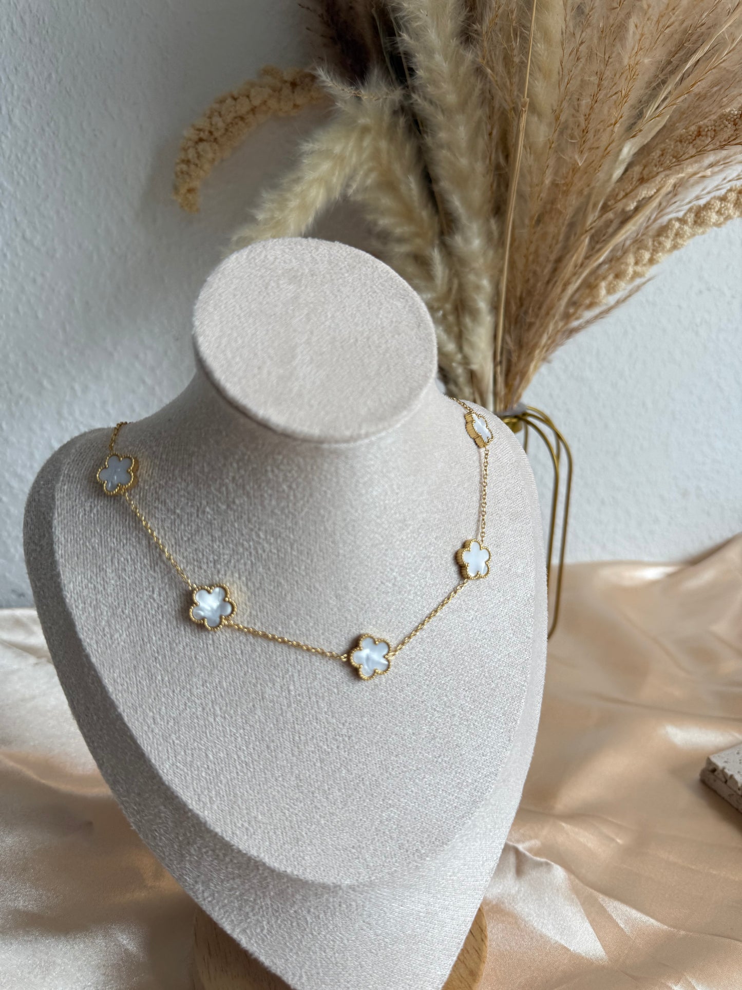 Eline in White Five-petaled flower Necklace