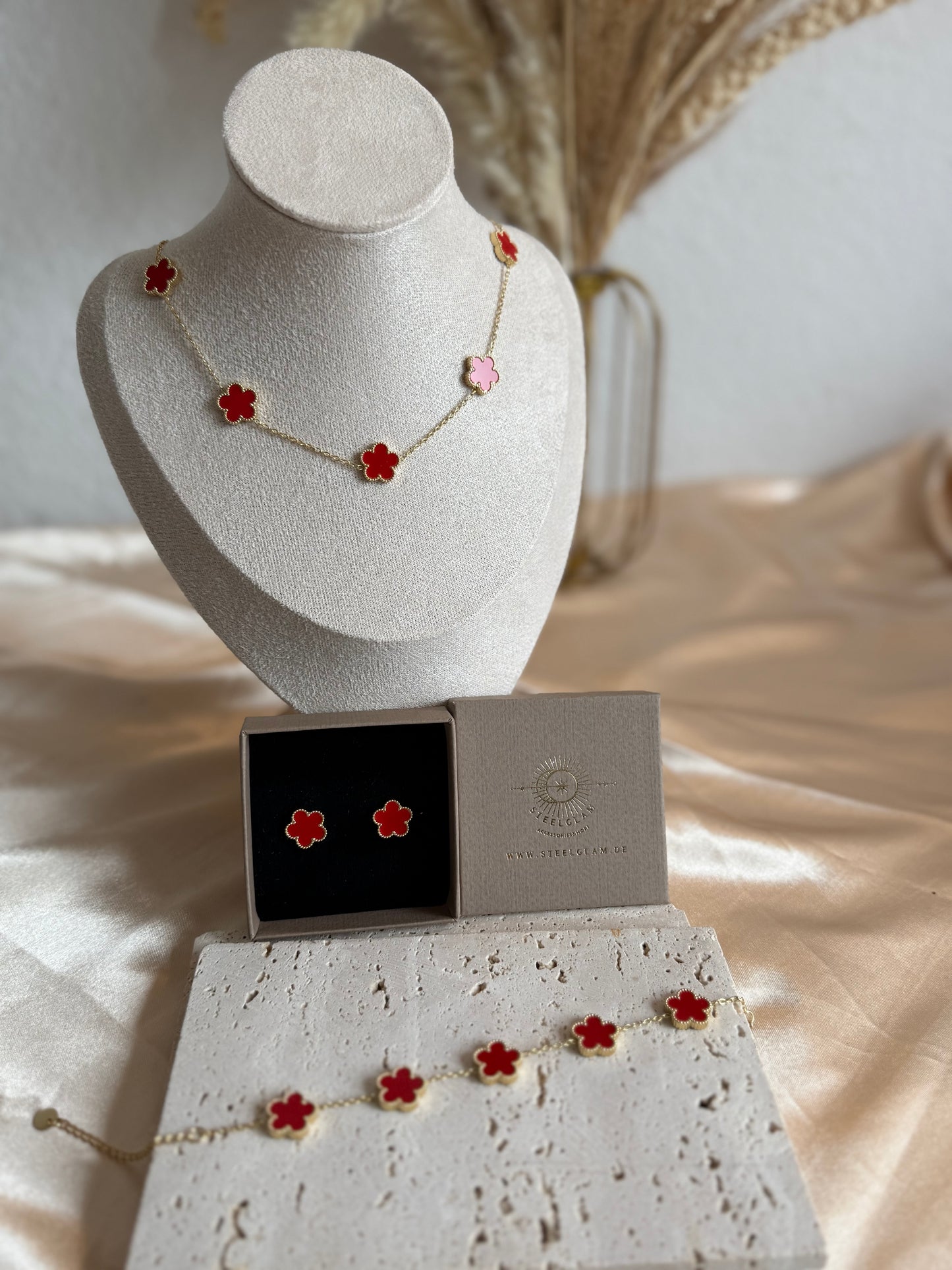 Eline in Red Five-petaled flower Necklace