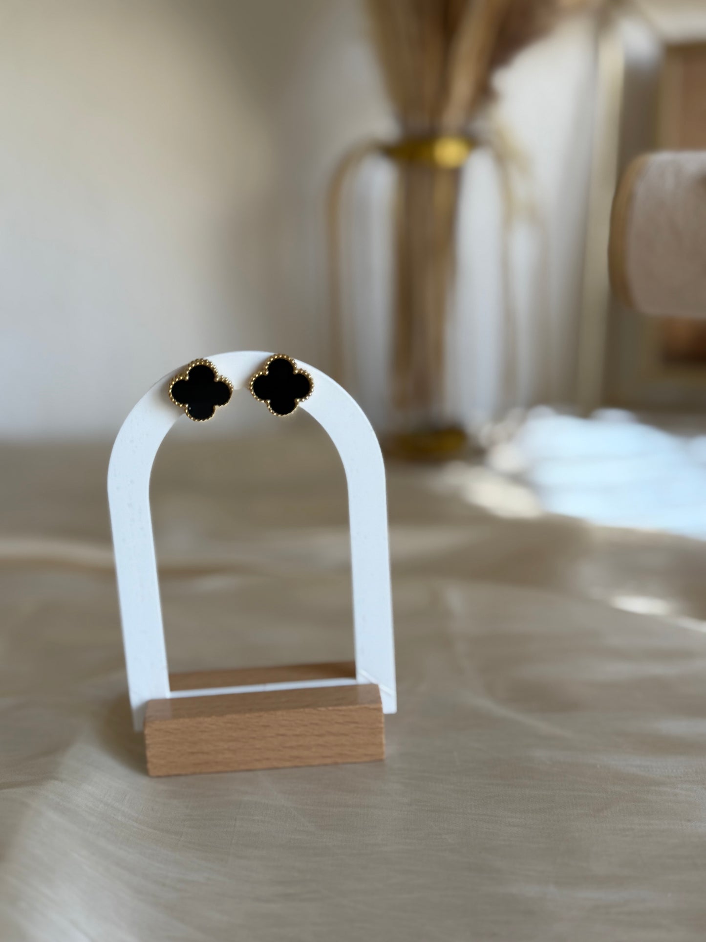 Eline in black “Earrings”