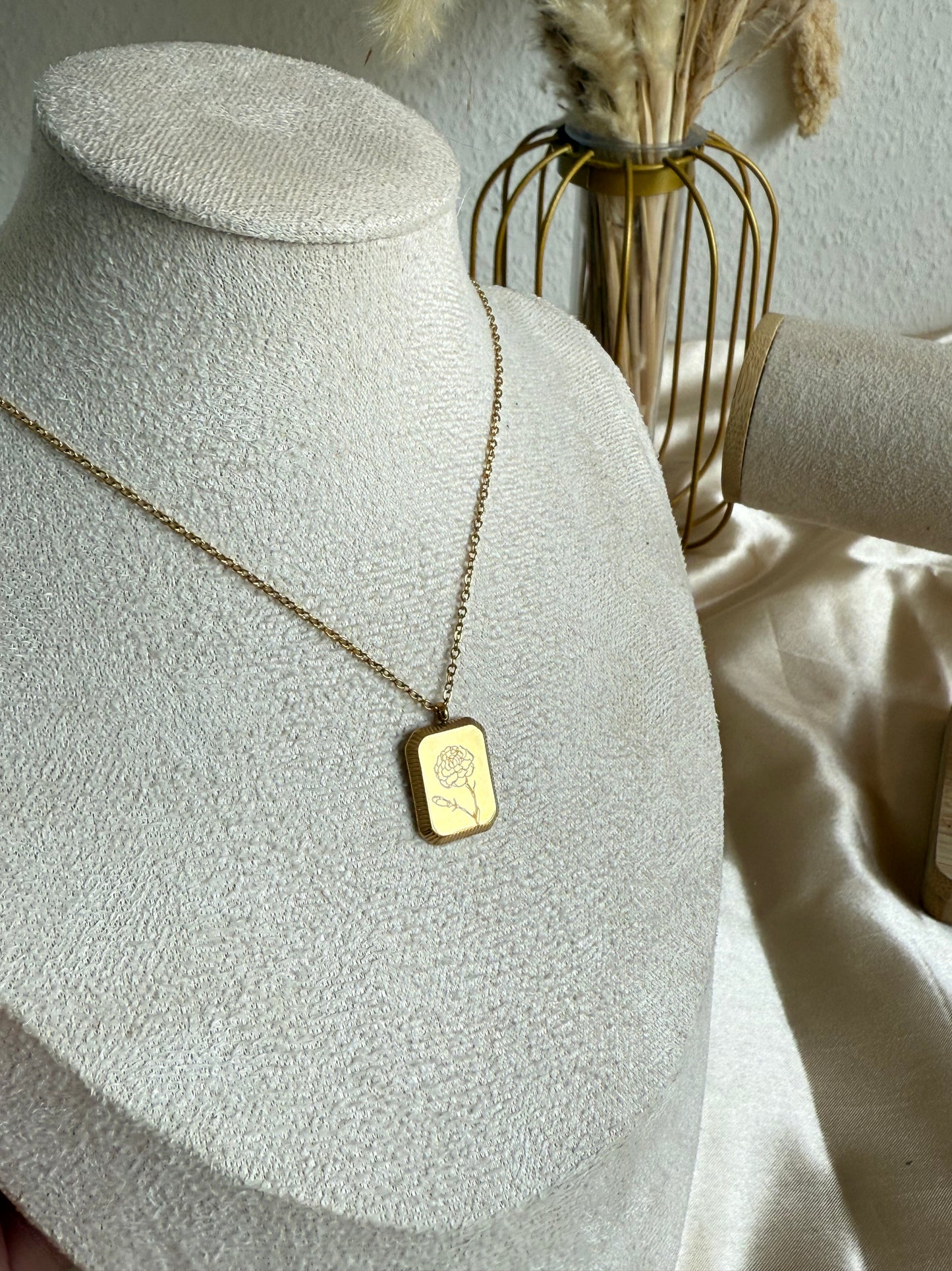 Golden Rosa Necklace