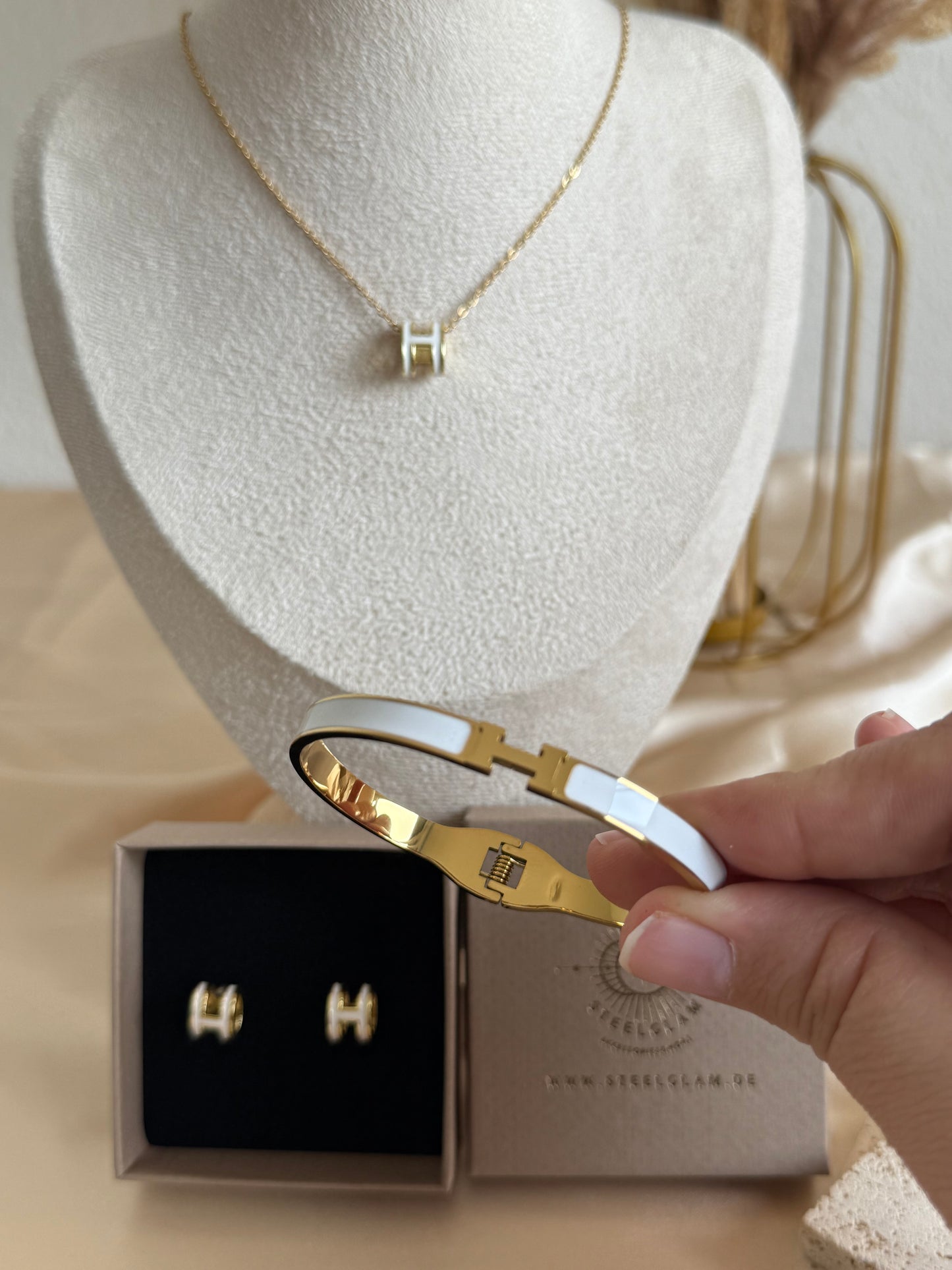 Bilss in White Bracelet