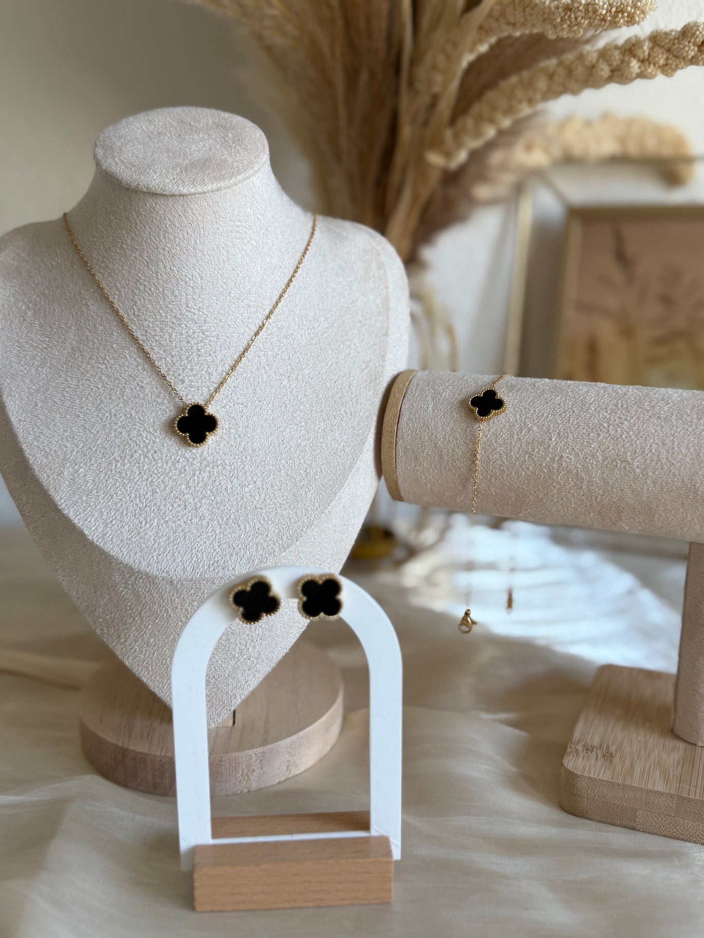 Eline in black “Earrings”