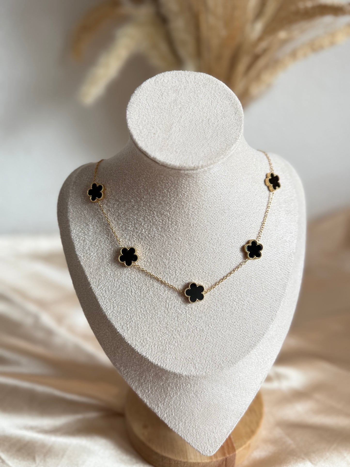 Eline in black Five-petaled flower Necklace