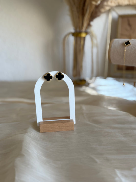 Eline in black “Earrings”