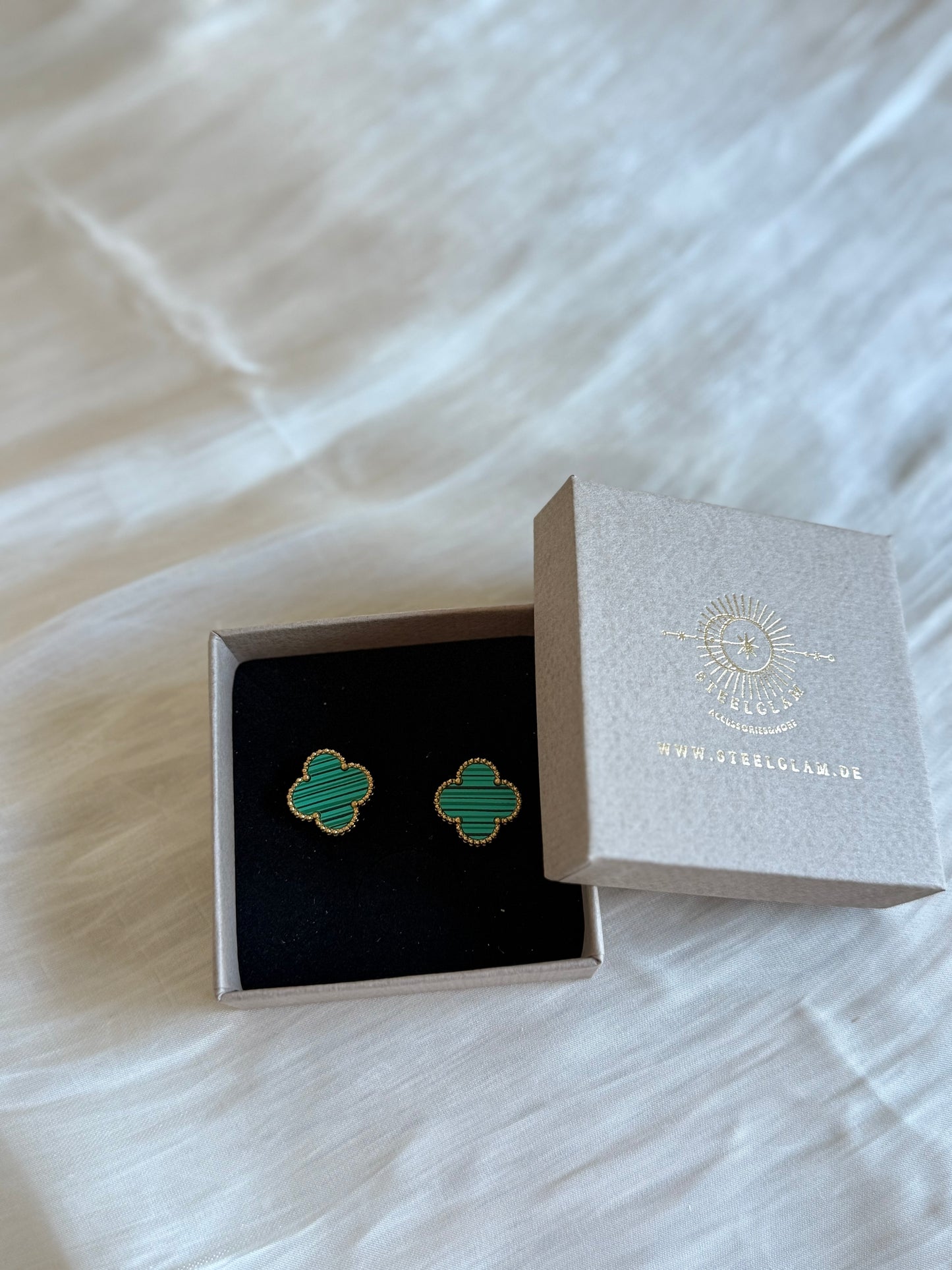 Eline in green “Earrings”