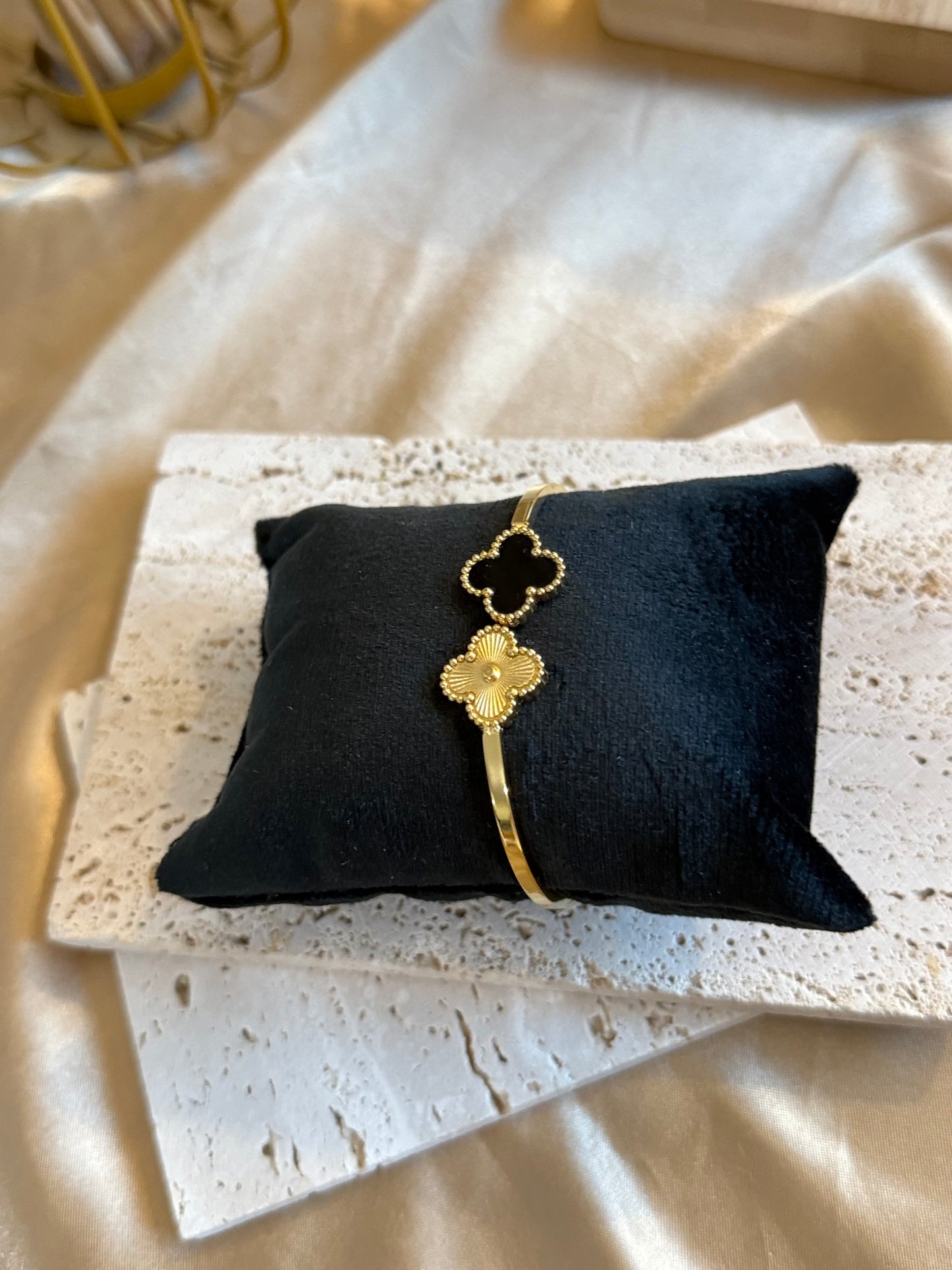 Clara in black “Bracelet“